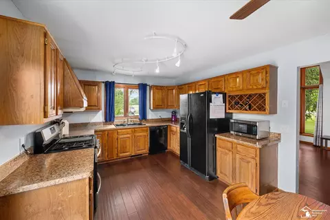 Kitchen - 125 Smith, Temperance, MI 48182 photo 2 of 2