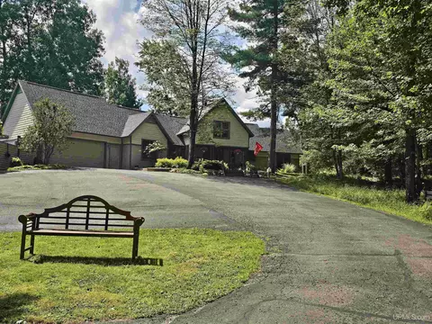 1035 Wickman, Iron Mountain, MI 49801