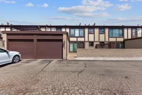 1005 Country Clb, Saint Clair Shores, MI 48082