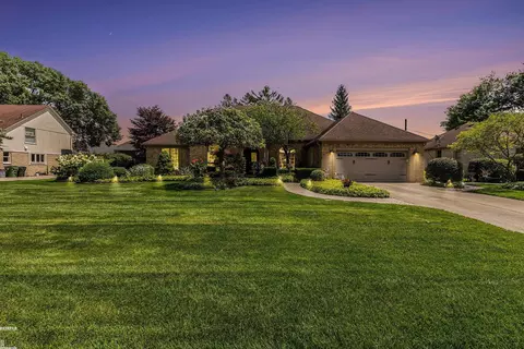 53096 Robinhood Dr, Shelby Township, MI 48315
