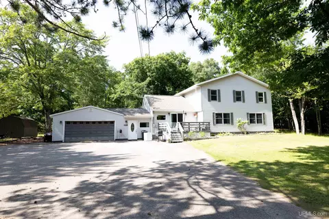 571 Silver Crk, Marquette, MI 49855