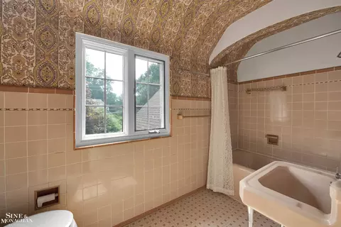 Bath - 829 Trombley, Grosse Pointe Park, MI 48230 photo 2 of 4