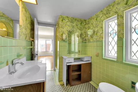 Bath - 829 Trombley, Grosse Pointe Park, MI 48230 photo 3 of 4