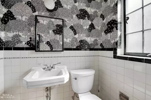 Bath - 829 Trombley, Grosse Pointe Park, MI 48230 photo 1 of 4