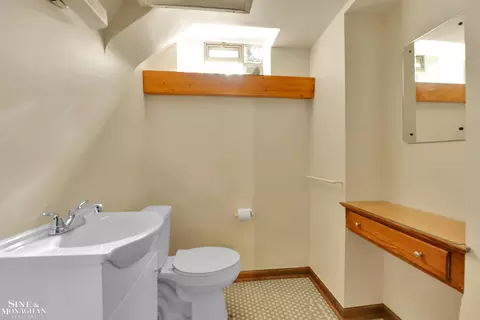 Bath - 829 Trombley, Grosse Pointe Park, MI 48230 photo 4 of 4