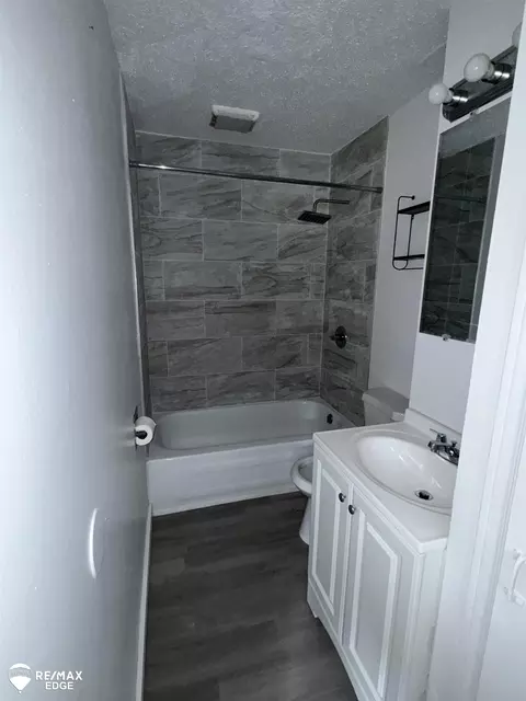 Bath - 818 Markham, Flint, MI 48507 photo 2 of 2