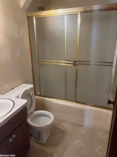 Bath - 17281 Eddon, Melvindale, MI 48122 photo 1 of 1