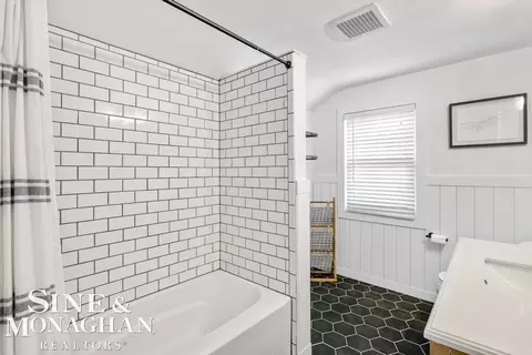 Bath - 1301 Torrey, Grosse Pointe Woods, MI 48236 photo 4 of 7