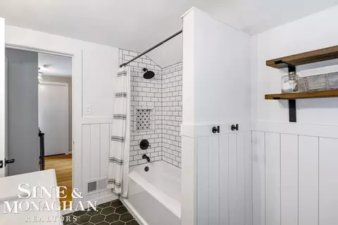 Bath - 1301 Torrey, Grosse Pointe Woods, MI 48236 photo 6 of 7