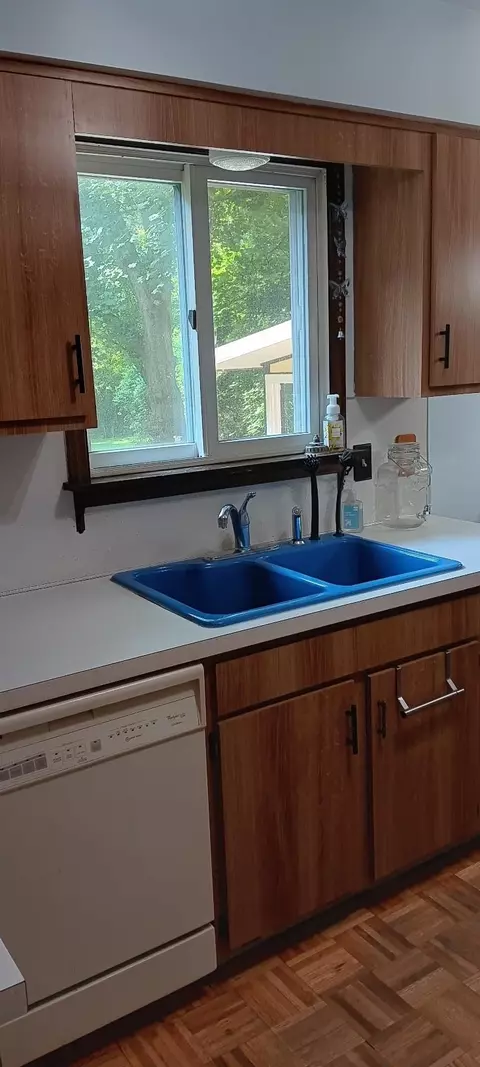 Kitchen - 9441 Coldwater, Flushing, MI 48433 photo 5 of 11
