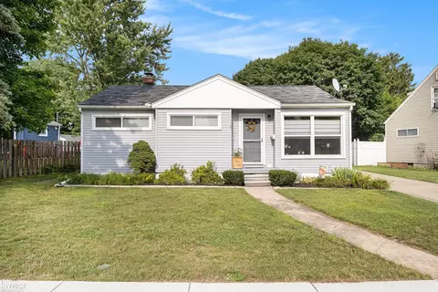 726 Woodbine, Fenton, MI 48430