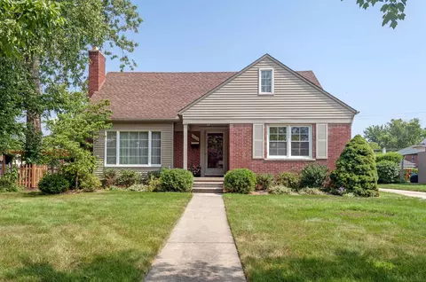 1636 Hawthorne, Grosse Pointe Woods, MI 48236