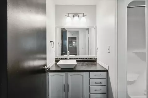 Bath - 502 Gary Ray, Davison, MI 48423 photo 1 of 4