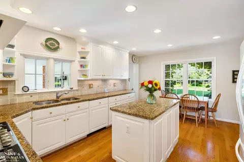 Kitchen - 84 Clairview, Grosse Pointe Shores, MI 48236 photo 2 of 5