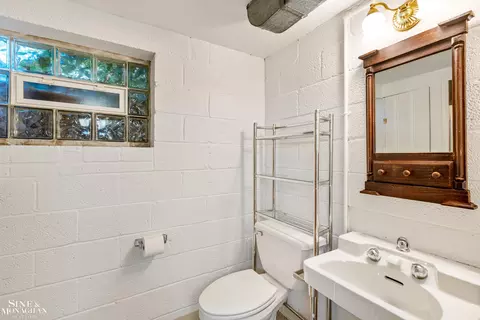 Bath - 84 Clairview, Grosse Pointe Shores, MI 48236 photo 4 of 4