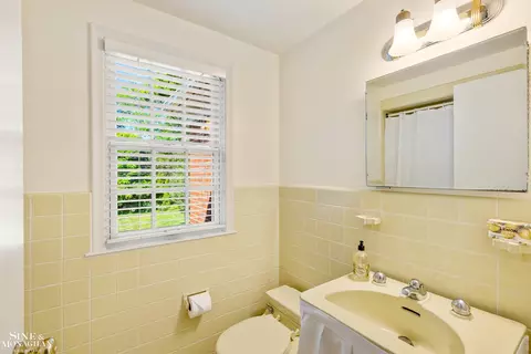 Bath - 84 Clairview, Grosse Pointe Shores, MI 48236 photo 3 of 4