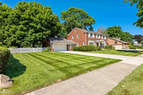 Exterior - 84 Clairview, Grosse Pointe Shores, MI 48236 photo 10 of 17
