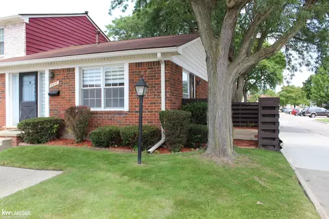 2810 W Seaton Circuit, Warren, MI 48091