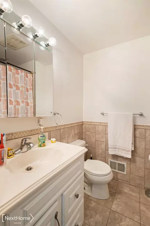 Bath - 411 Windmill Pt, Flushing, MI 48433 photo 4 of 4
