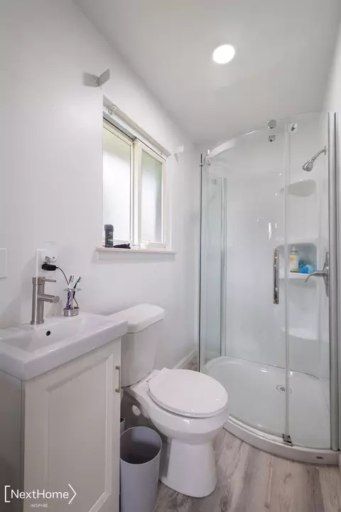 Bath - 411 Windmill Pt, Flushing, MI 48433 photo 2 of 4