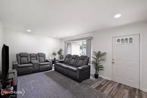 Entry Way - 411 Windmill Pt, Flushing, MI 48433 photo 1 of 3
