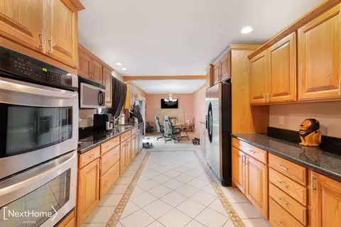 Kitchen - 411 Windmill Pt, Flushing, MI 48433 photo 1 of 2