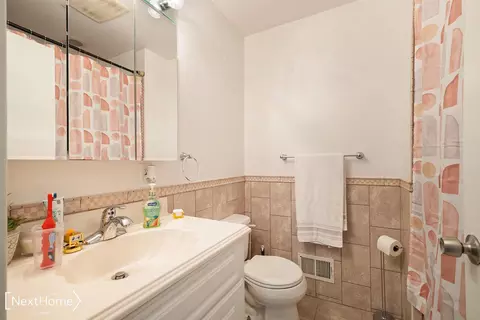Bath - 411 Windmill Pt, Flushing, MI 48433 photo 3 of 4