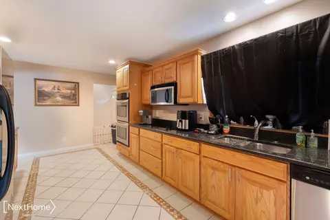 Kitchen - 411 Windmill Pt, Flushing, MI 48433 photo 2 of 2