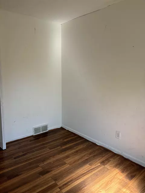 Bedroom - 949 W Atherton, Flint, MI 48507 photo 1 of 3