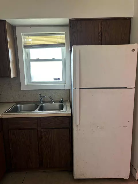 Kitchen - 949 W Atherton, Flint, MI 48507 photo 2 of 2