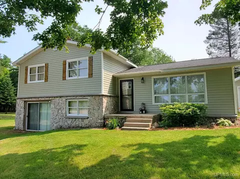 7961 Hurd Road, Naubinway, MI 49762