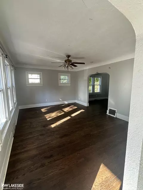 3591835920 John R, Wayne, MI 48184 photo 5