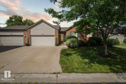 1246 Crystal Pointe #28, Fenton, MI 48430