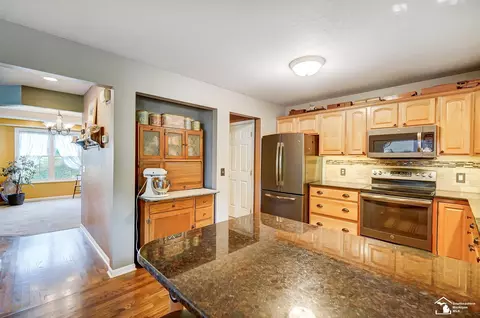 Kitchen - 6785 Lockmill, Temperance, MI 48182 photo 2 of 6