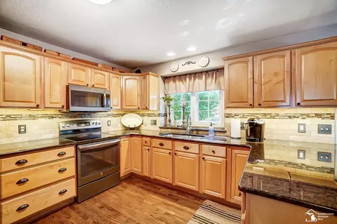 Kitchen - 6785 Lockmill, Temperance, MI 48182 photo 4 of 6
