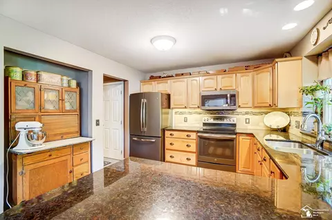 Kitchen - 6785 Lockmill, Temperance, MI 48182 photo 3 of 6