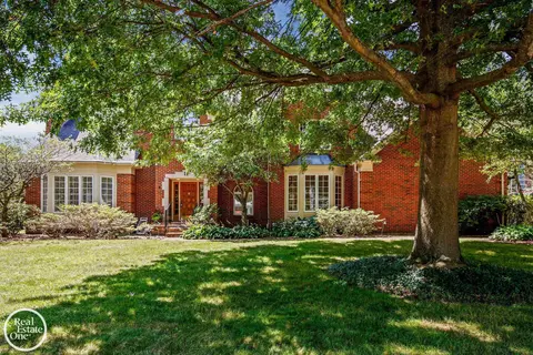 11 Lakeside, Grosse Pointe, MI 48230