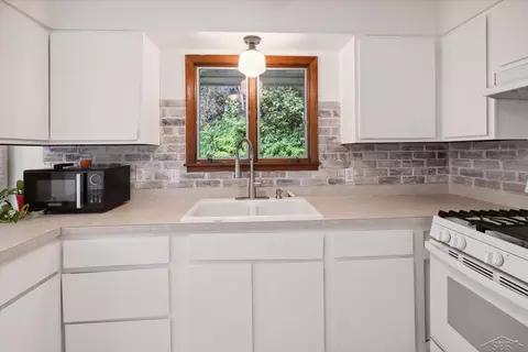 Kitchen - 422 Norbert, Hemlock, MI 48626 photo 2 of 5