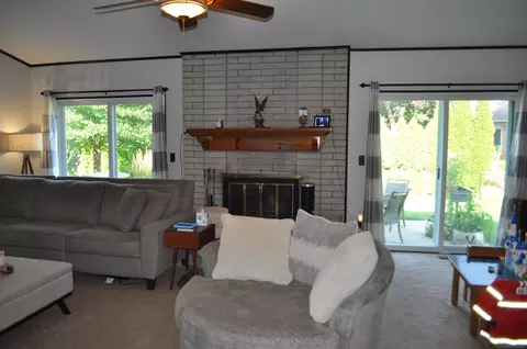 Living - 47476 Concord, Macomb, MI 48044 photo 4 of 4