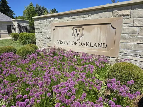1753 Vista UNIT 18, Oakland Twp, MI 48363