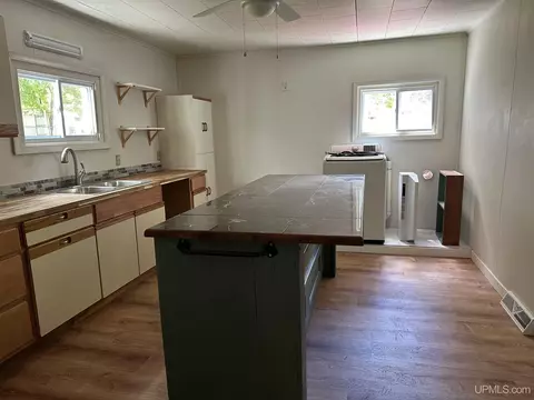 809 E A, Iron Mountain, MI 49801 photo 4