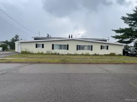 176-178 Albatross, Gwinn, MI 49841