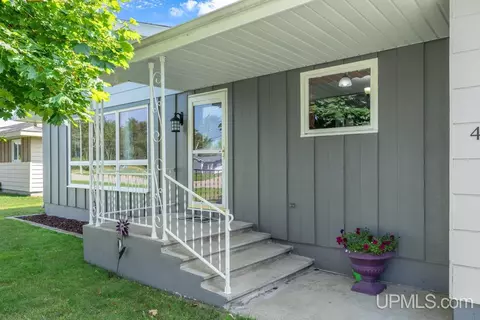 409 S 30th, Escanaba, MI 49829 photo 5