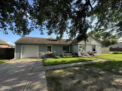 20604 E 10 Mile Rd, Saint Clair Shores, MI 48080