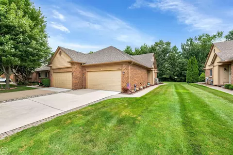 46712 Country, Macomb, MI 48044