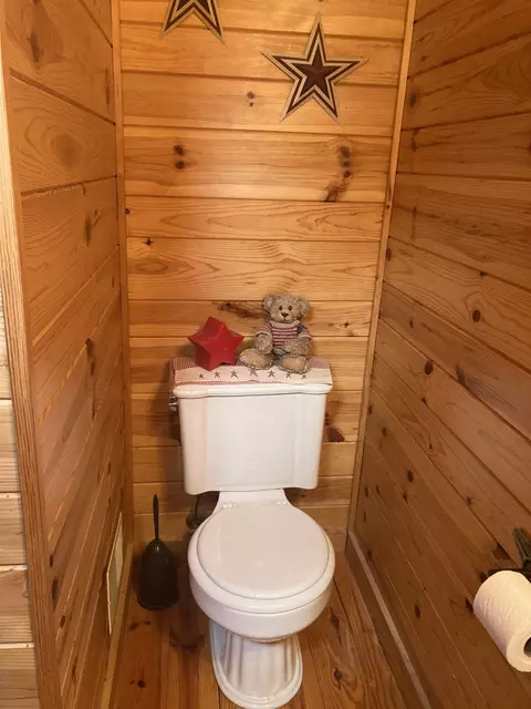 Bath - 2153 N M-30, Gladwin, MI 48624 photo 6 of 8