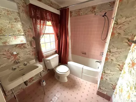 Bath - 600 S Thompson, Jackson, MI 49203 photo 5 of 8