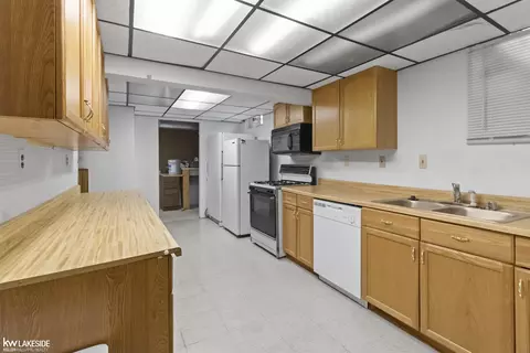 Kitchen - 16580 Stephen, Macomb, MI 48042 photo 6 of 6