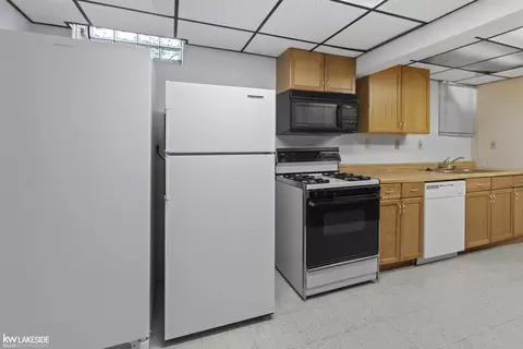 Kitchen - 16580 Stephen, Macomb, MI 48042 photo 5 of 6