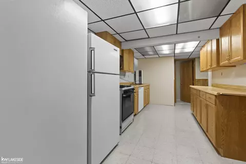 Kitchen - 16580 Stephen, Macomb, MI 48042 photo 4 of 6
